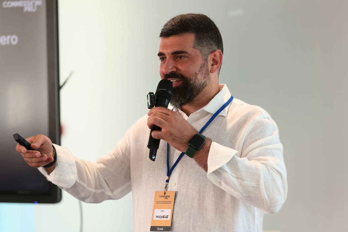 Michele Pavone sul palco a un evento Connessioni Pro
